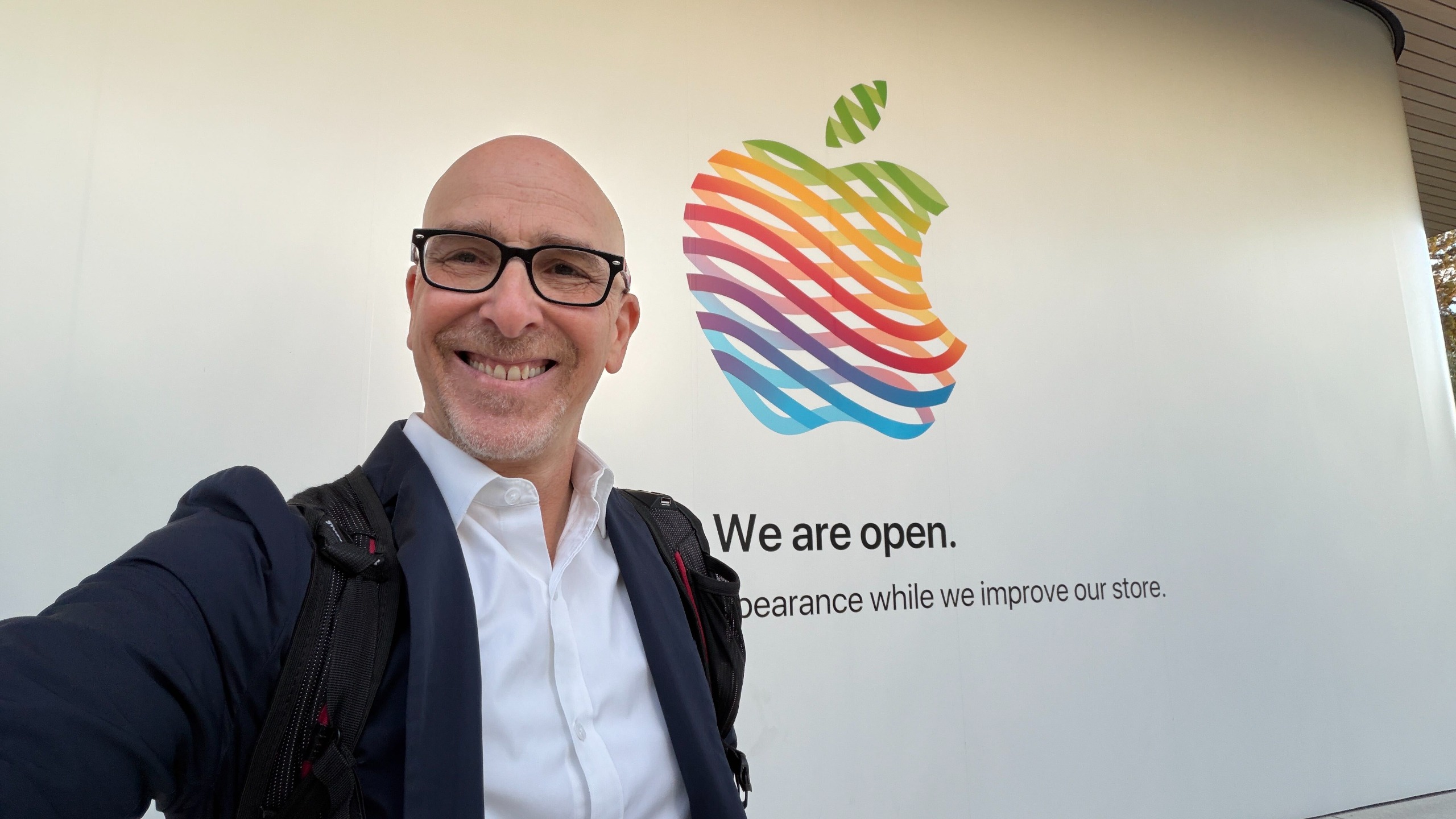 Lance Ulanoff taking a selfie outside the Apple Store in Apple Park